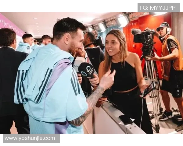 足球明星与爱妻甜蜜接吻视频曝光引发网友热议与祝福