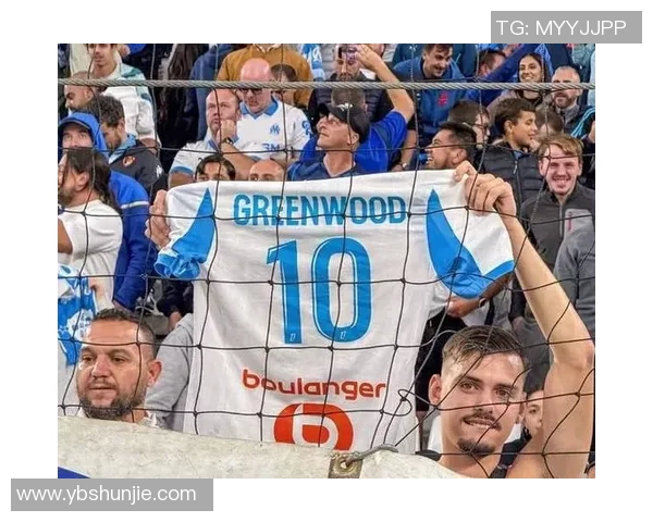 前锋足球明星同框合影展现激情与荣耀的瞬间